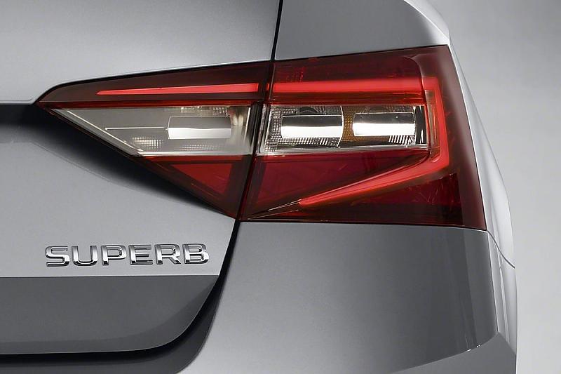 Die zweiteiligen Rückleuchten des neuen Skoda Superb strahlen jetzt erstmals serienmäßig mit LED-Technik.