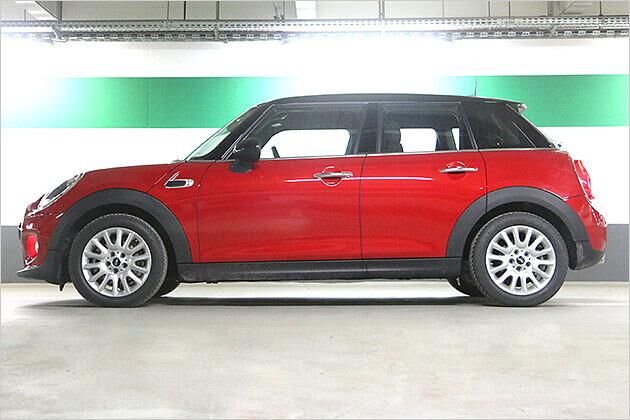 Der Radstand wuchs um 7,2 Zentimeter. Die hinteren Türen sind wie Luken