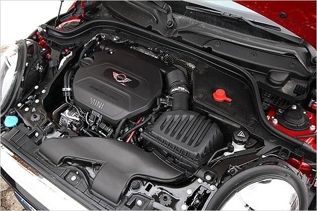 Der Dreizylinder-Diesel entwickelt 116 PS und 270 Newtonmeter. Seine Manieren sind in Ordnung, der Durchzug okay. Ab knapp unter 4.000 Touren wird es aber zäh