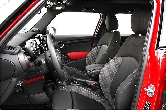 In der dritten Generation hat der Mini endlich Sitze. Also, auch für Menschen über 1,70 Meter