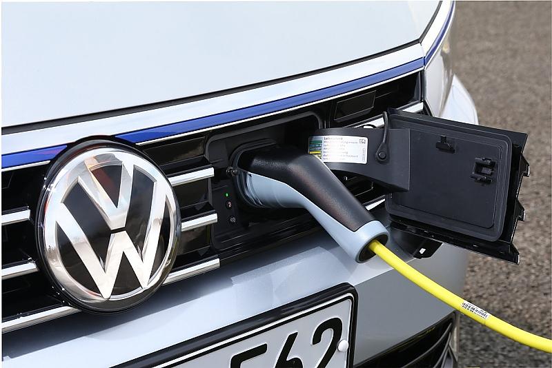 Geladen wird der VW Passat GTE in über vier Stunden