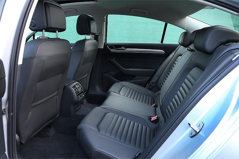 Hinten sitzt es sich im VW Passat GTE nach wie vor sehr angenehm