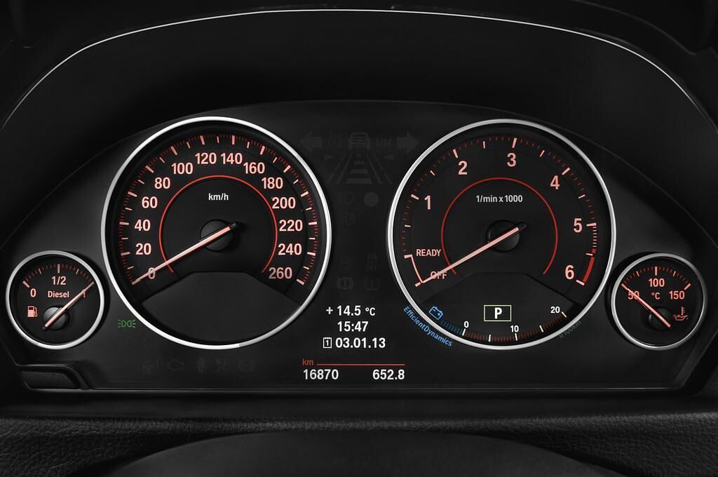 BMW 3 Series (Baujahr 2013) Sport Line 5 Türen Tacho und Fahrerinstrumente