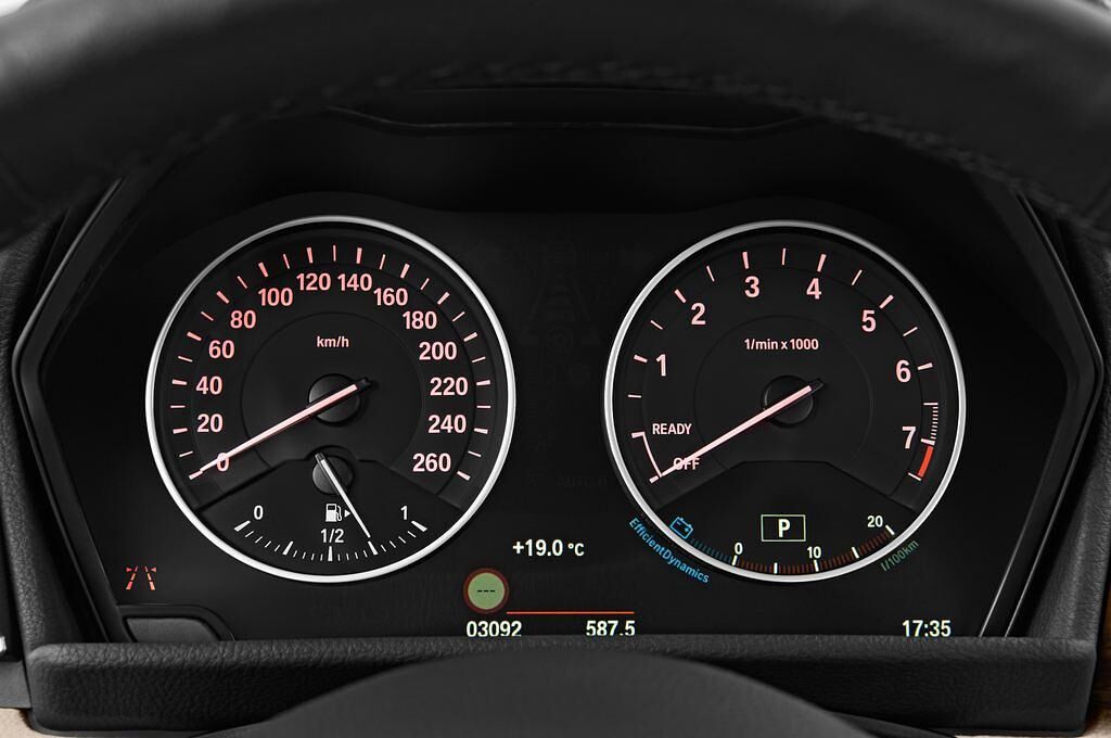 BMW 2 Series (Baujahr 2015) Luxury Line 5 Türen Tacho und Fahrerinstrumente