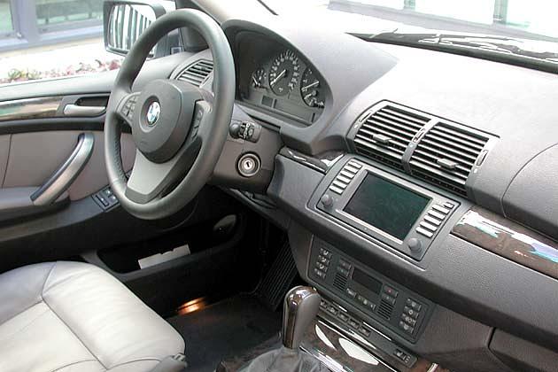 In der Mitte befindet sich das Multifunktions-Display