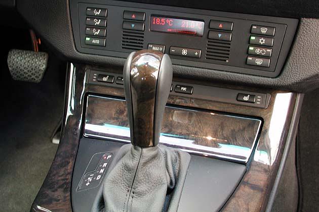 Auch der Automatik-Hebel trägt Holz