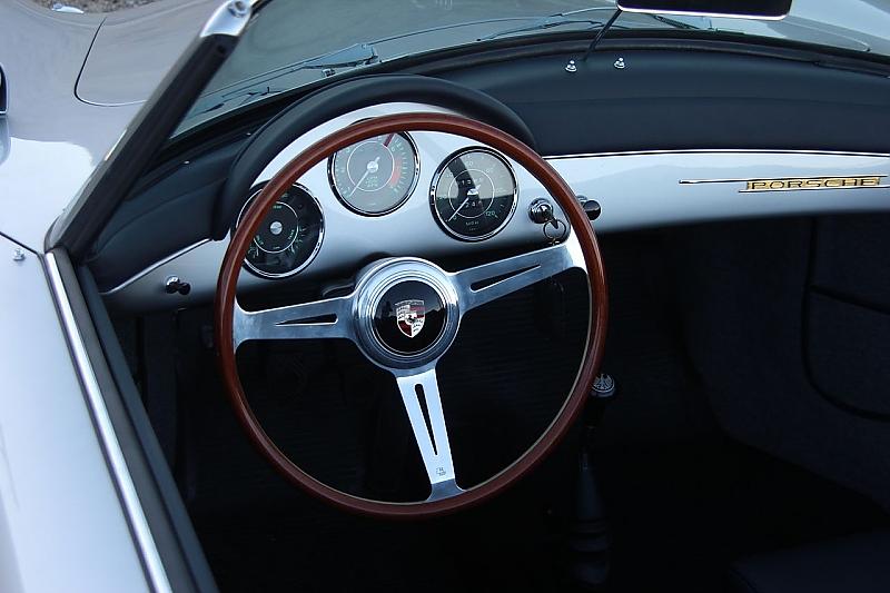 Klassisches Porsche Cockpit mit Dreispeichen-Lenkrad