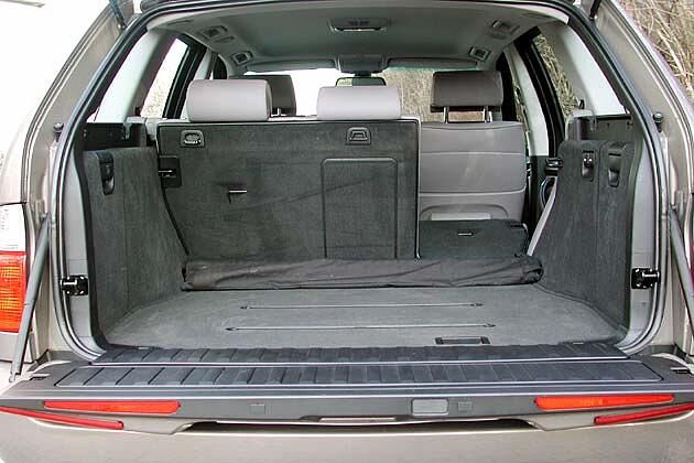 Durch Umlegen der Rücklehnen-Teile...