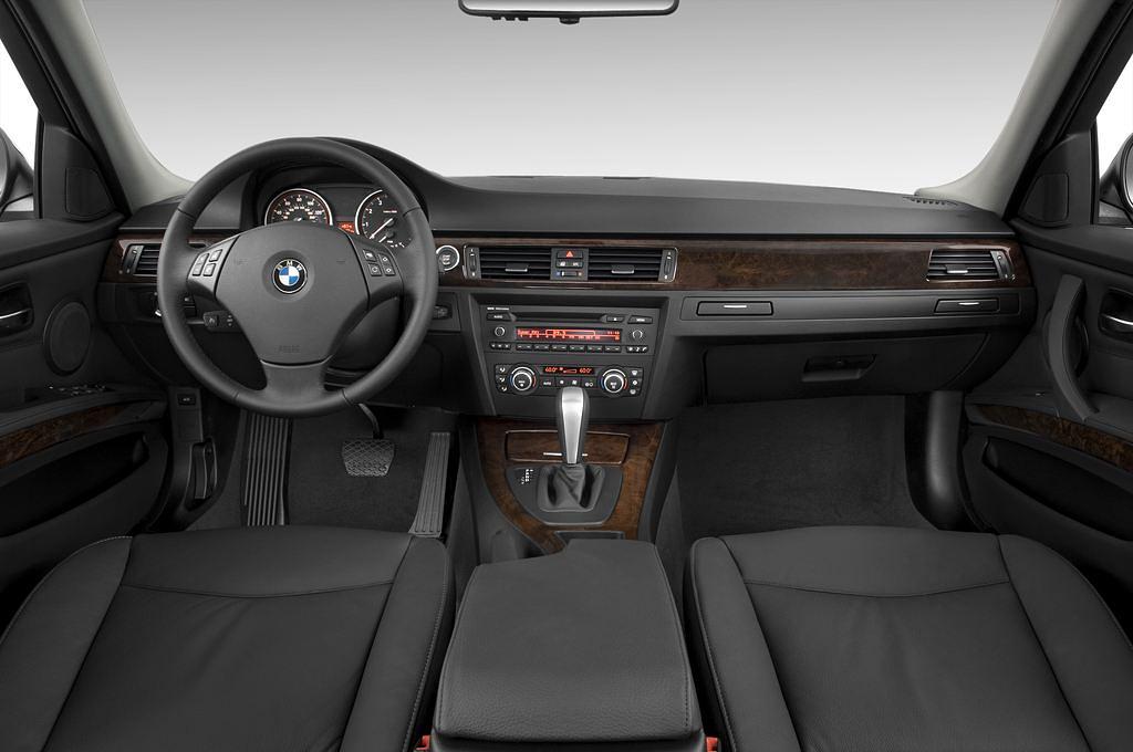 BMW 3 Series (Baujahr 2010) 325i 4 Türen Cockpit und Innenraum