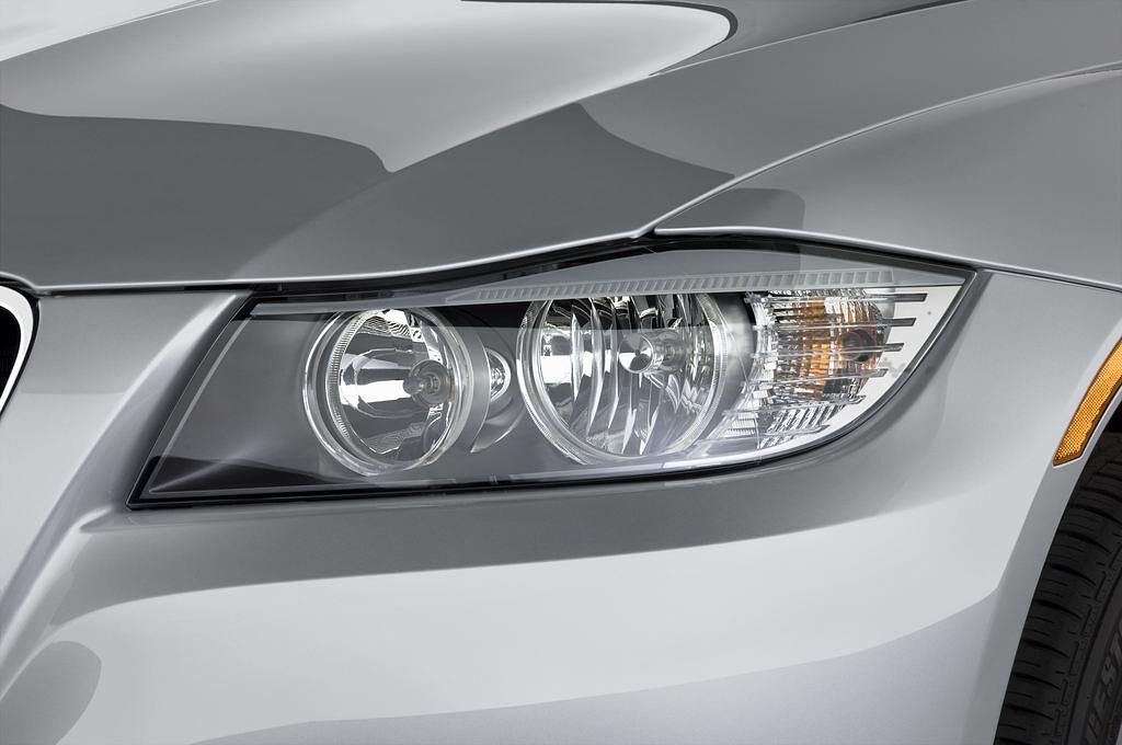 BMW 3 Series (Baujahr 2010) 325i 4 Türen Scheinwerfer