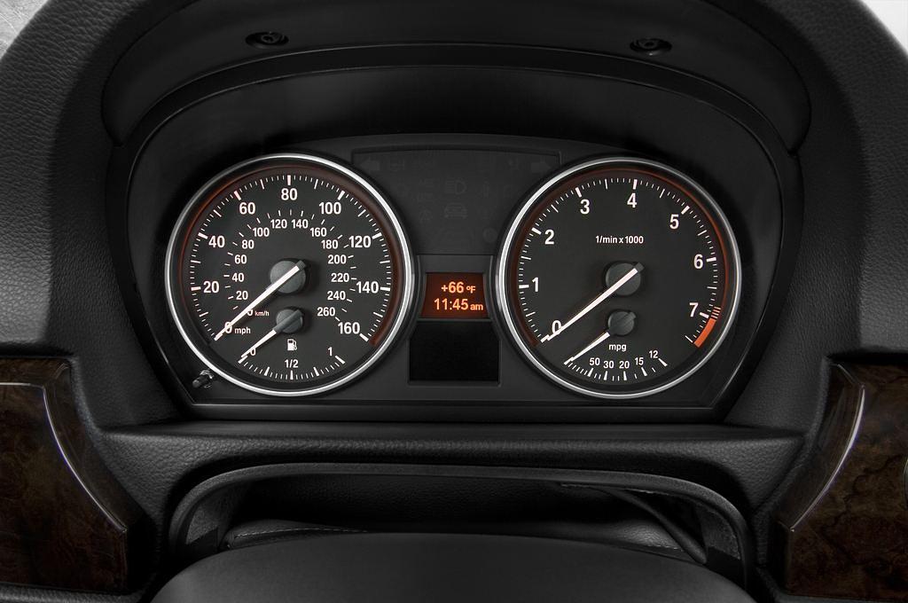 BMW 3 Series (Baujahr 2010) 325i 4 Türen Tacho und Fahrerinstrumente