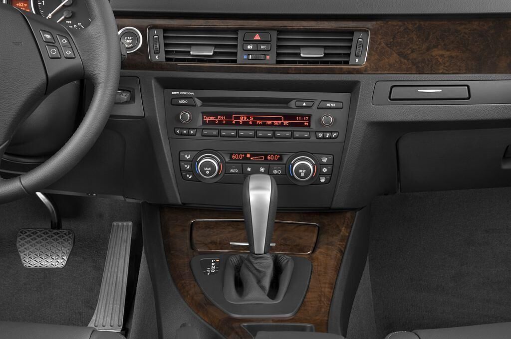 BMW 3 Series (Baujahr 2010) 325i 4 Türen Mittelkonsole