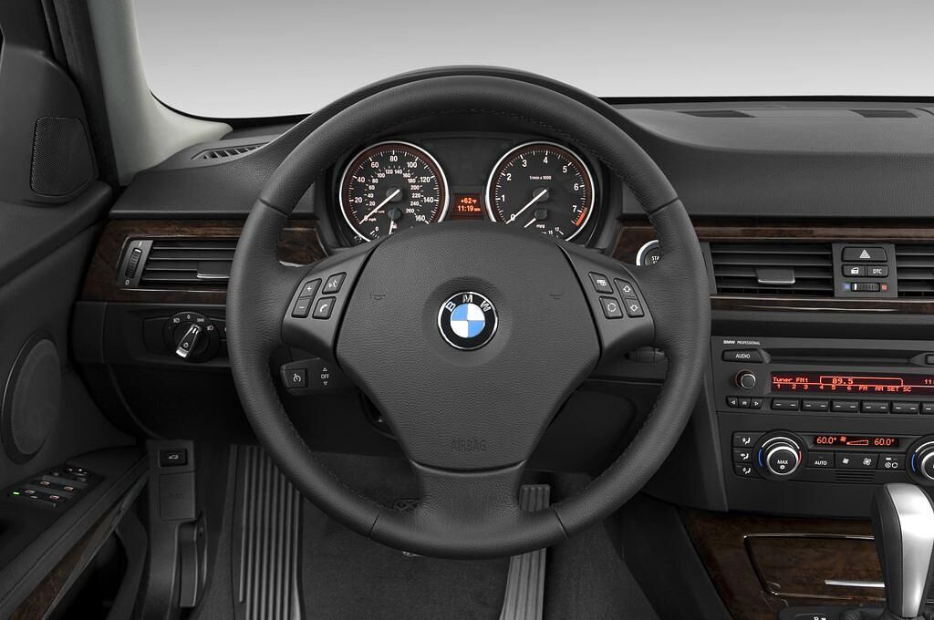BMW 3 Series (Baujahr 2010) 325i 4 Türen Lenkrad