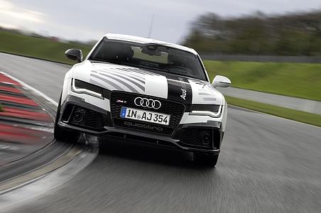 Audi RS7 führerlos im Renntempo - Flott und führerlos