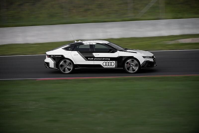 doch der hielt sowohl die Hände als auch die Füße still.