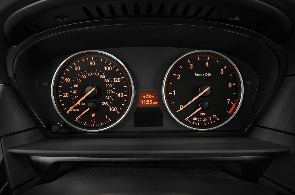 BMW 5 Series (Baujahr 2010) - 4 Türen Tacho und Fahrerinstrumente