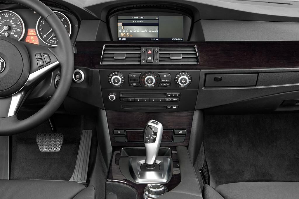 BMW 5 Series (Baujahr 2010) - 4 Türen Mittelkonsole