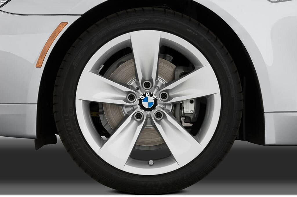 BMW 5 Series (Baujahr 2010) - 4 Türen Reifen und Felge