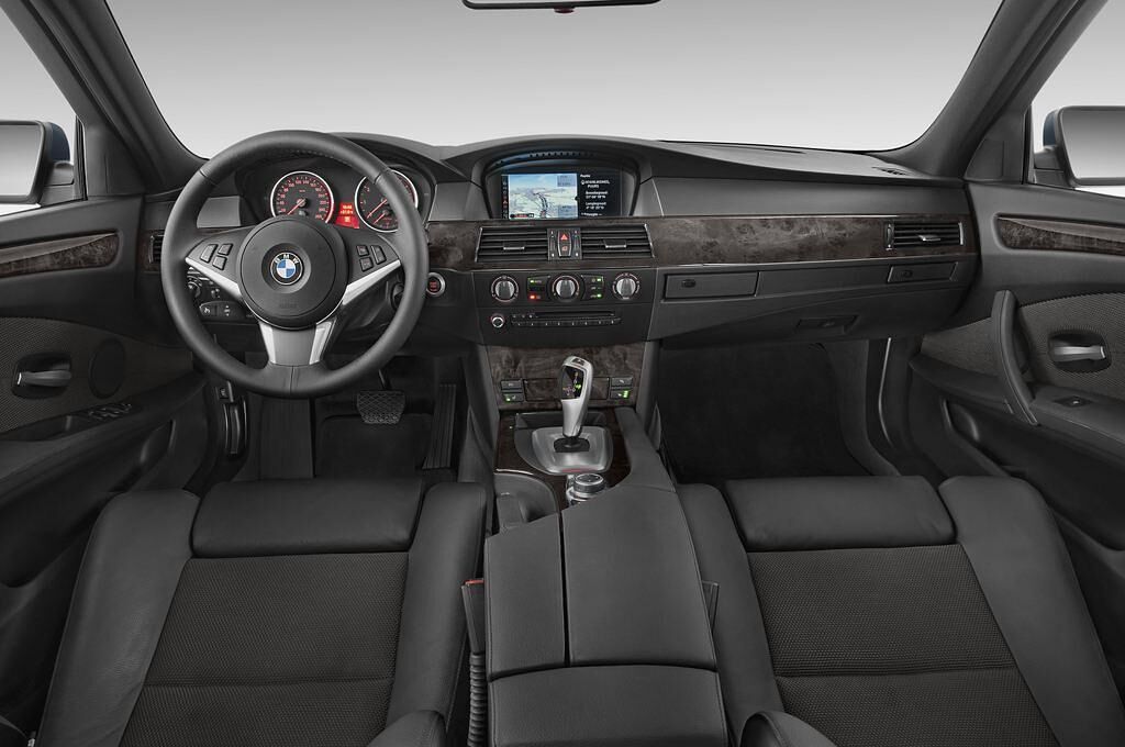 BMW 5 Series (Baujahr 2009) 523i 4 Türen Cockpit und Innenraum
