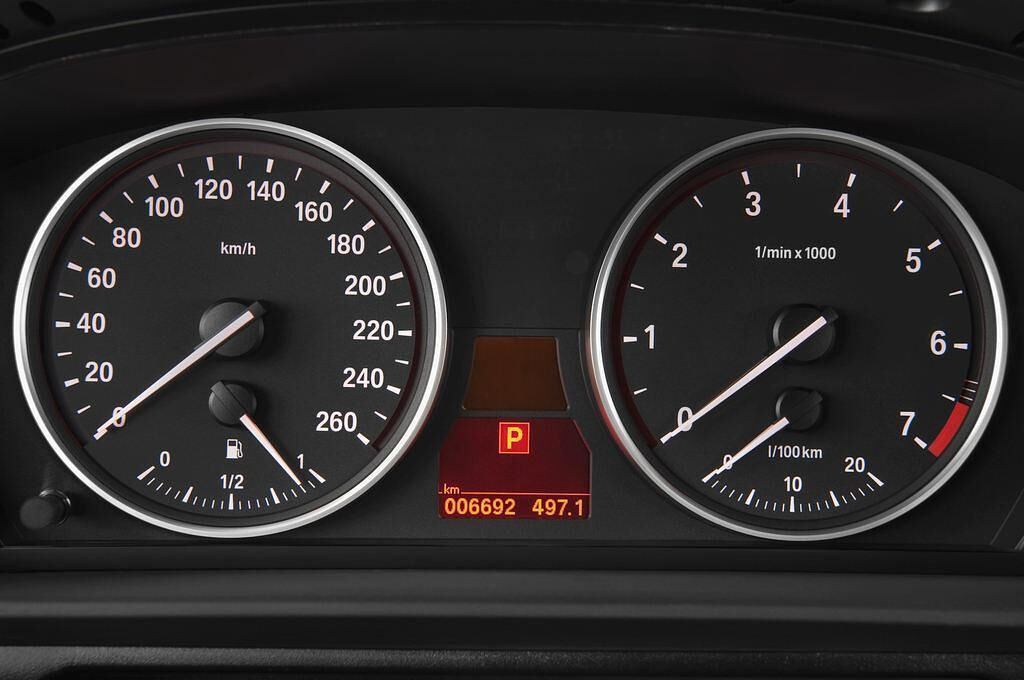 BMW 5 Series (Baujahr 2009) 523i 4 Türen Tacho und Fahrerinstrumente