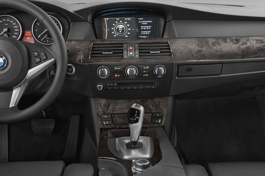 BMW 5 Series (Baujahr 2009) 523i 4 Türen Mittelkonsole