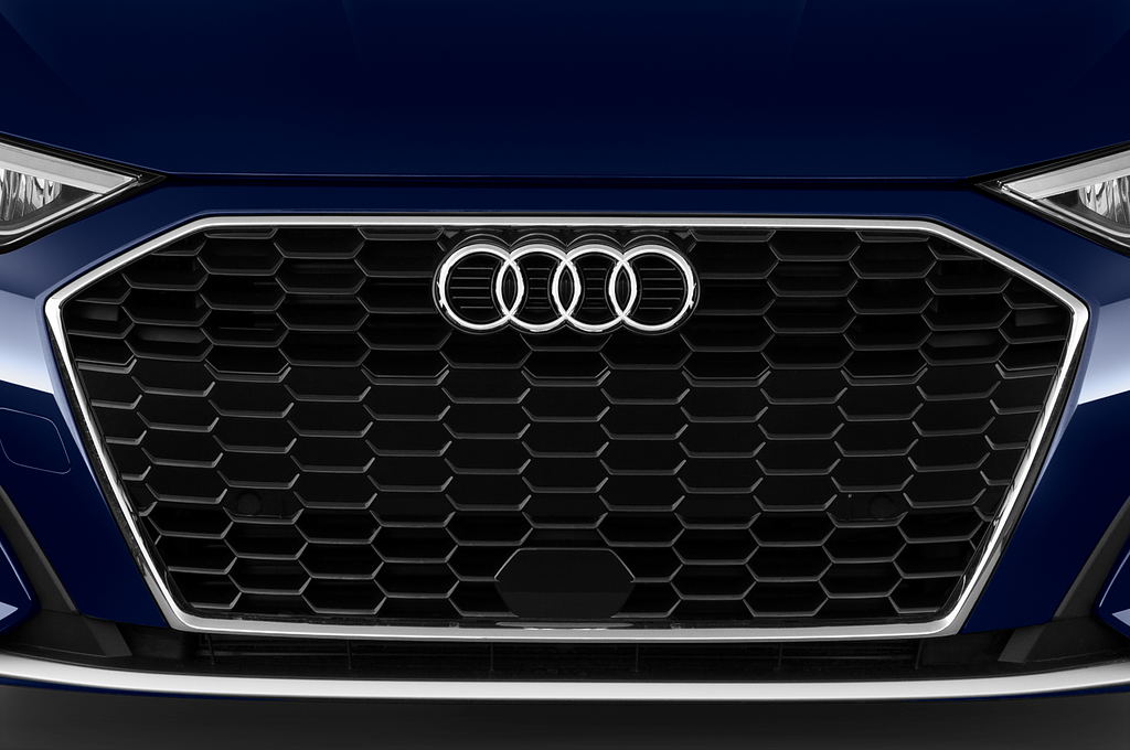 Audi A3 (Baujahr 2023) Advanced 4 Türen Kühlergrill und Scheinwerfer