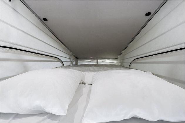 Ist das Westfalia-Dach aufgestellt ergibt sich ein 2,05 Meter langes und 1,13 Meter breites Bett