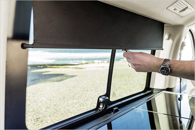 Die Seitenfenster werden mittels Rollos verdunkelt