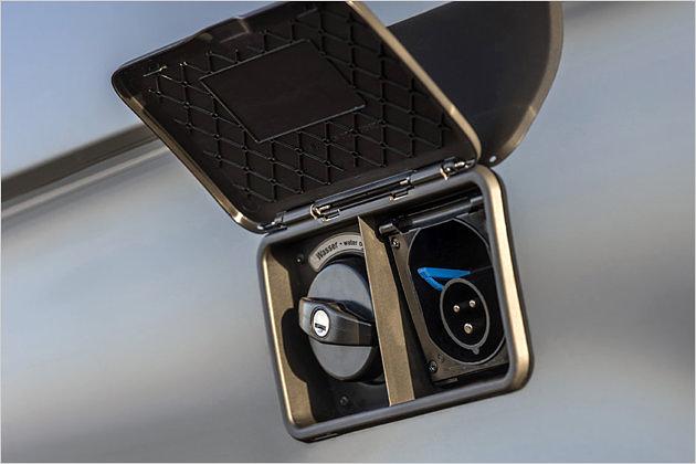 Hinter der Serviceklappe verbergen sich der externe Stromanschluss sowie der Einfüllstutzen für das Frischwasser