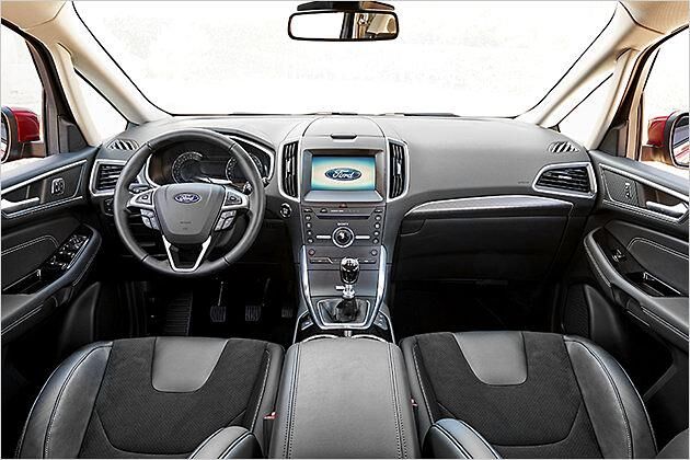 Das übersichtlich gestaltete Cockpit weist viele Paralellen zum Mondeo auf