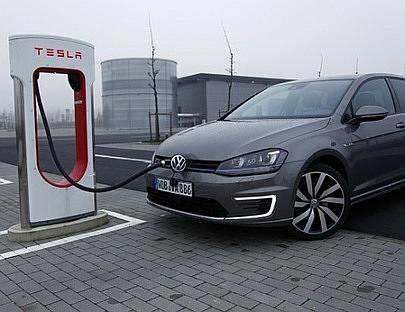 Nur fürs Foto um zu illustrieren wo der Golf GTE seine Ladebuchse hat. Strom gibt es an einer Tesla-Tankstelle für einen VW leider keinen. 