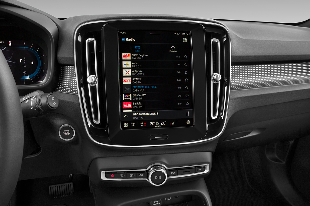 Volvo XC40 MHEV (Baujahr 2023) Plus Dark 5 Türen Radio und Infotainmentsystem