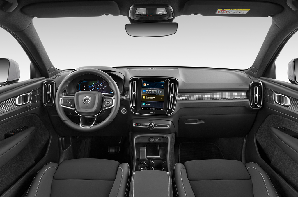 Volvo XC40 MHEV (Baujahr 2023) Plus Dark 5 Türen Cockpit und Innenraum