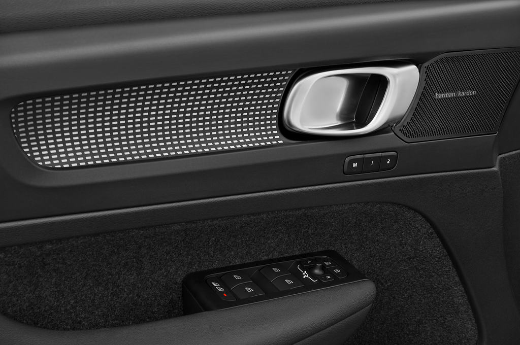 Volvo XC40 MHEV (Baujahr 2023) Plus Dark 5 Türen Bedienungselemente Tür