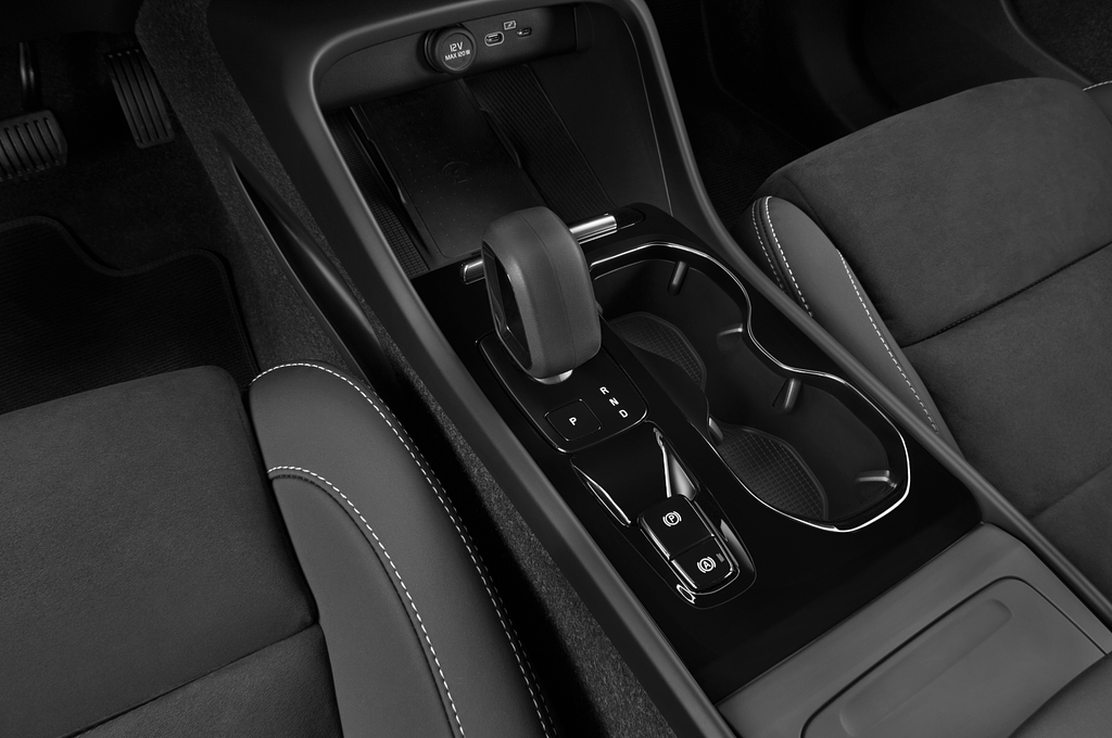 Volvo XC40 MHEV (Baujahr 2023) Plus Dark 5 Türen Schalthebel