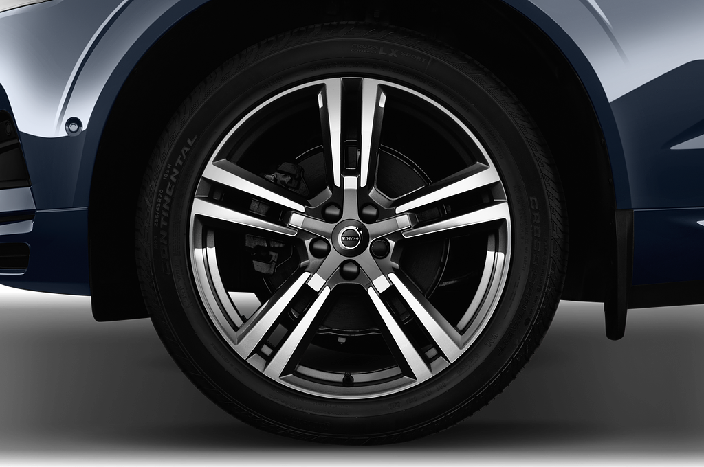 Volvo XC60 (Baujahr 2022) Momentum 5 Türen Reifen und Felge