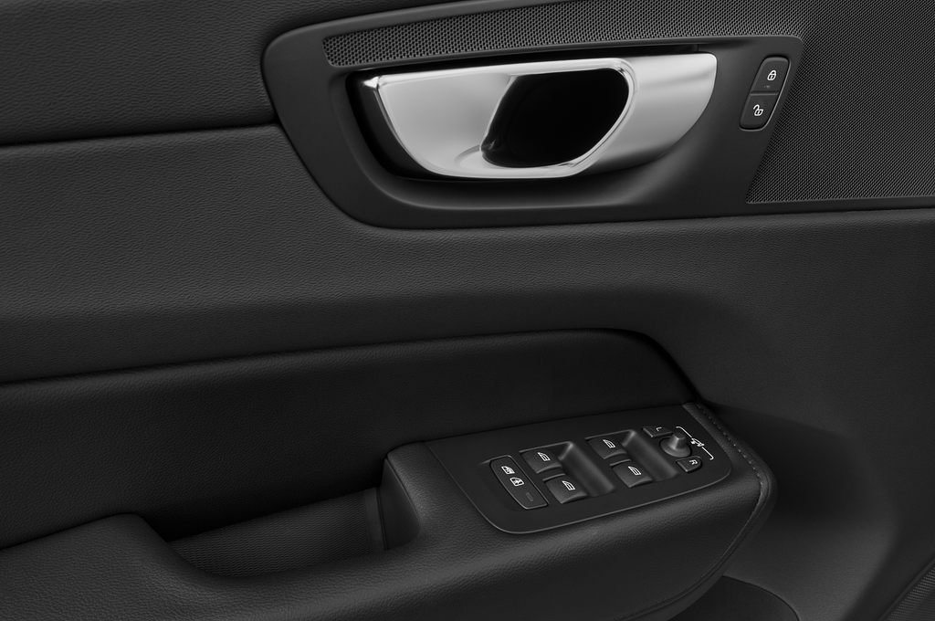Volvo XC60 (Baujahr 2022) Momentum 5 Türen Bedienungselemente Tür