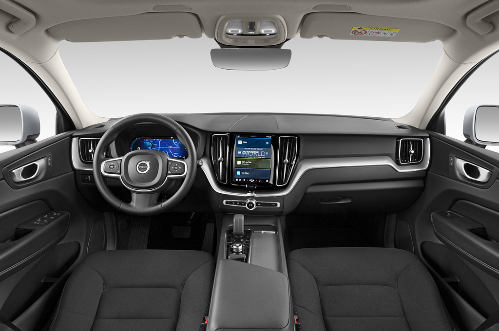 Volvo XC60 (Baujahr 2022) Momentum 5 Türen Cockpit und Innenraum