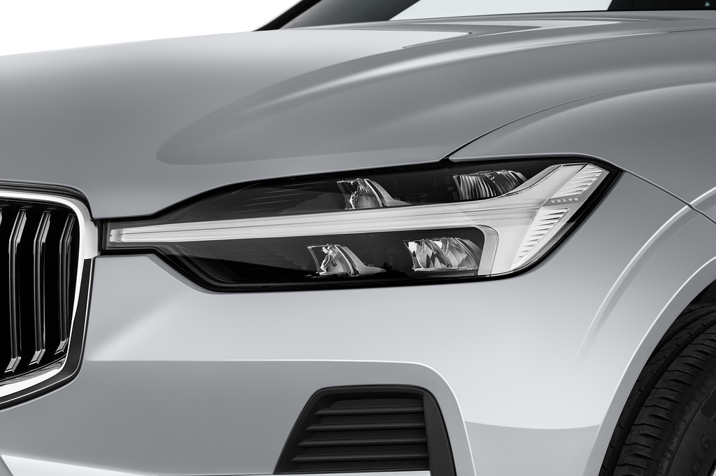 Volvo XC60 (Baujahr 2022) Momentum 5 Türen Scheinwerfer