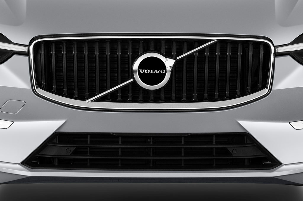 Volvo XC60 (Baujahr 2022) Momentum 5 Türen Kühlergrill und Scheinwerfer