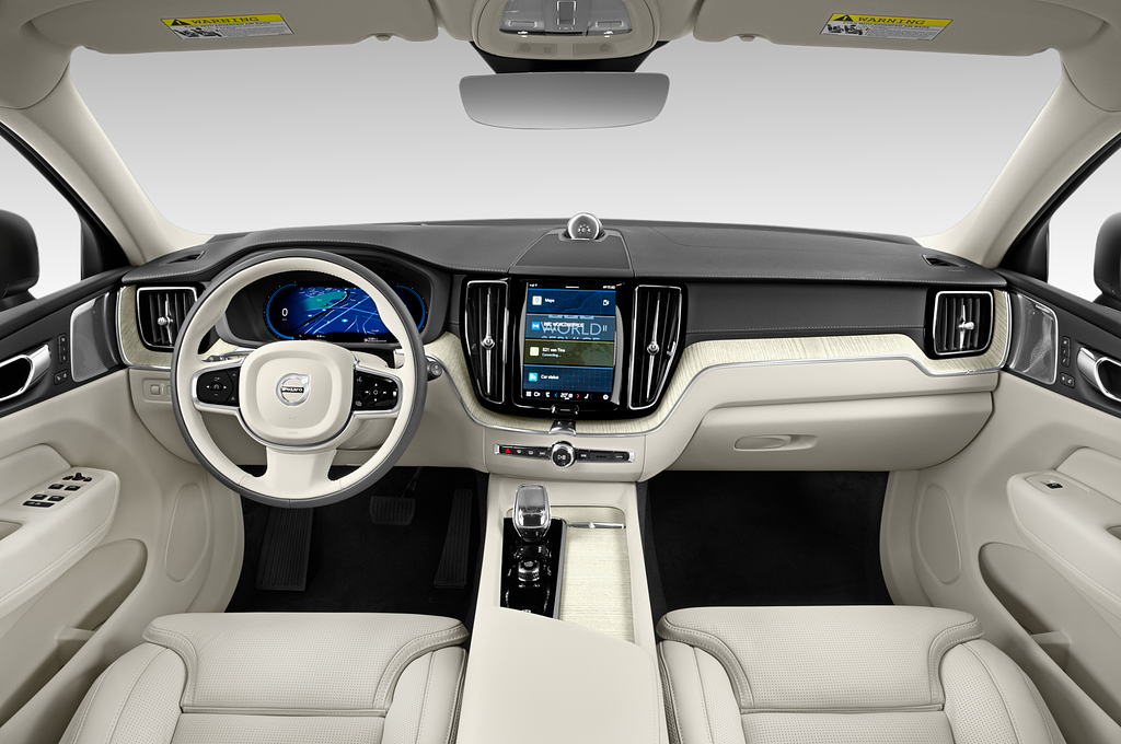 Volvo XC60 Recharge (Baujahr 2022) Inscription 5 Türen Cockpit und Innenraum