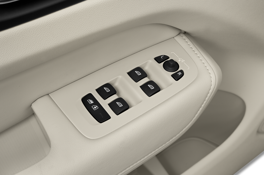 Volvo XC60 Recharge (Baujahr 2023) Plus Bright 5 Türen Bedienungselemente Tür