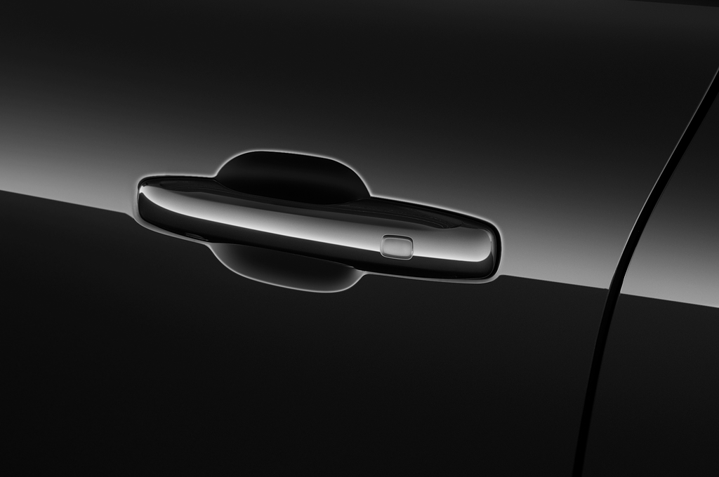 Volvo XC60 Recharge (Baujahr 2023) Plus Bright 5 Türen Türgriff