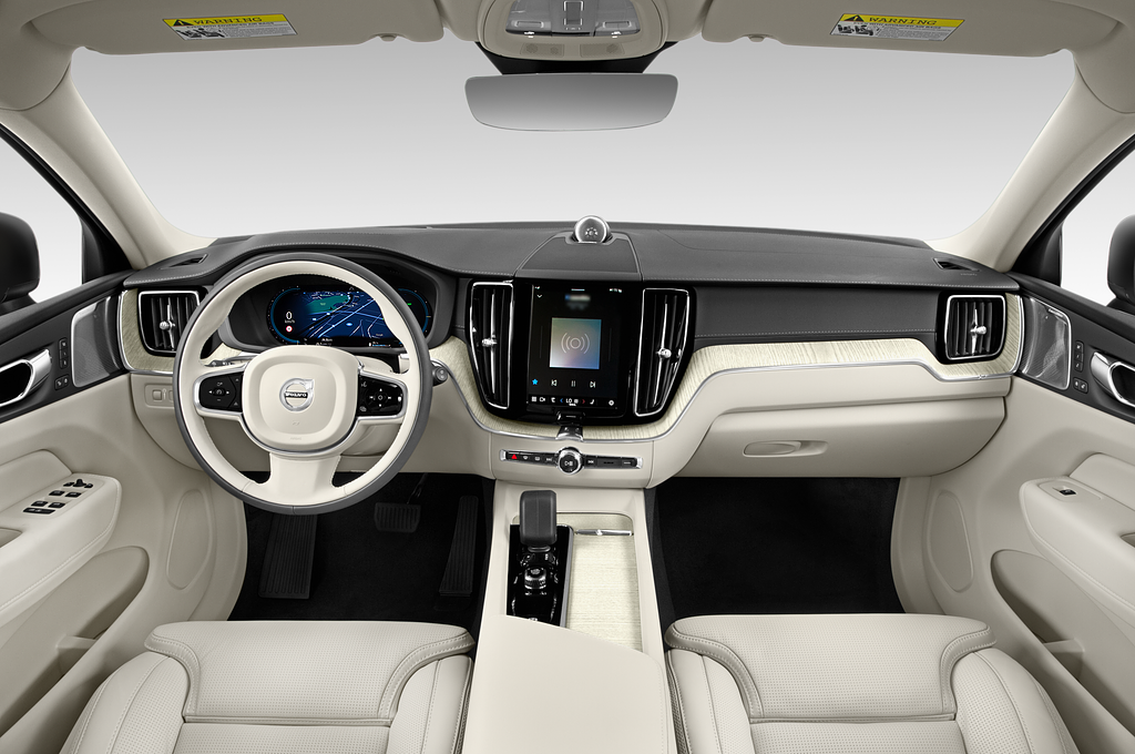 Volvo XC60 Recharge (Baujahr 2023) Plus Bright 5 Türen Cockpit und Innenraum
