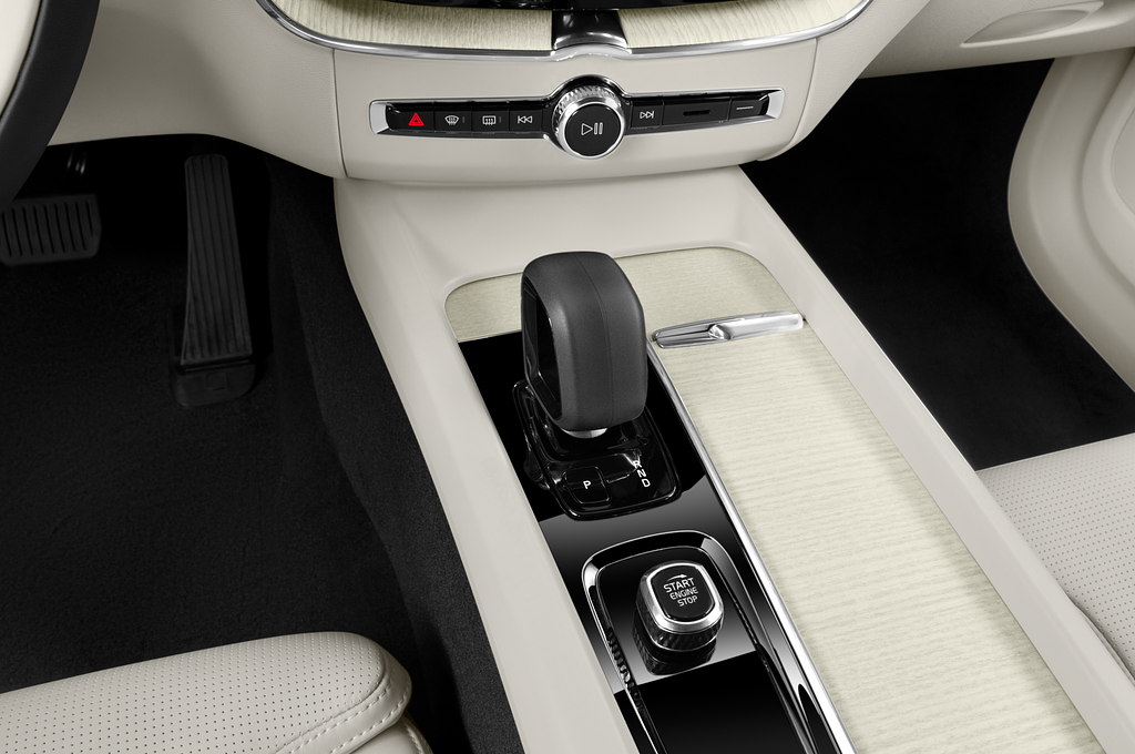 Volvo XC60 Recharge (Baujahr 2023) Plus Bright 5 Türen Schalthebel