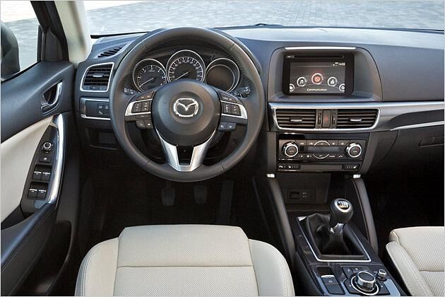 Auch innen wurde Feinschliff betrieben, so wurde die Mittelkonsole geändert