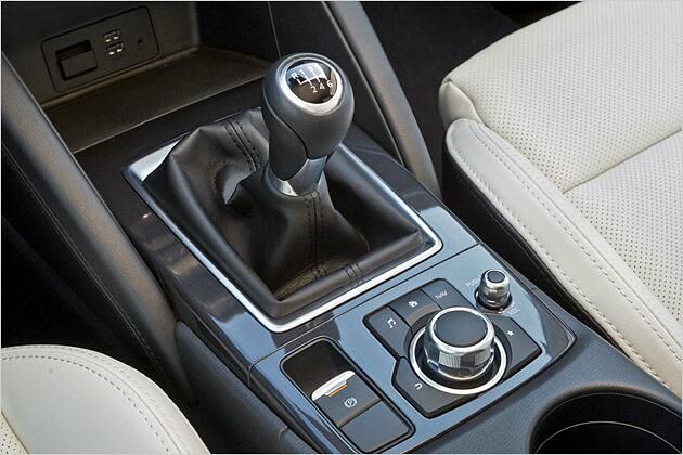 Eine elektrische Parkbremse ersetzt den klassischen Hebel