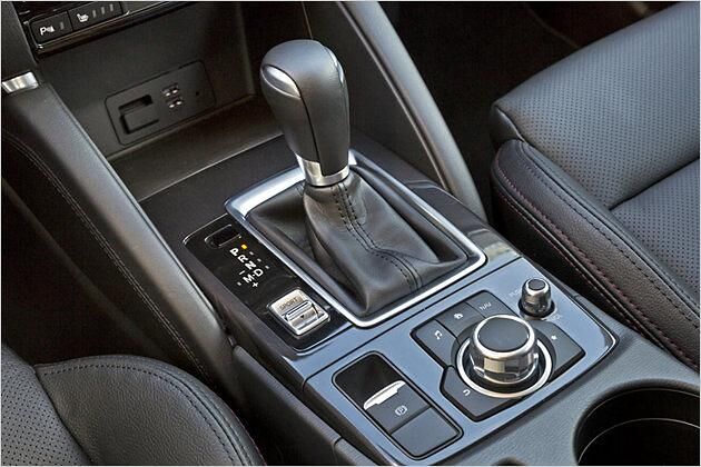 Die Automatik hat sechs Stufen, links davon ist die Sport-Taste zu sehen