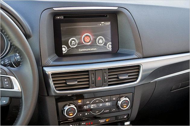 Schicke Nähte rahmen den Sieben-Zoll-Touchscreen ein