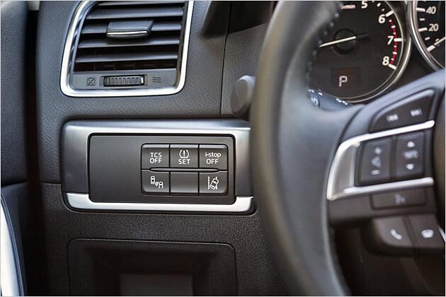 Mehr Chrom gibt es um die Tastenbereiche im Cockpit